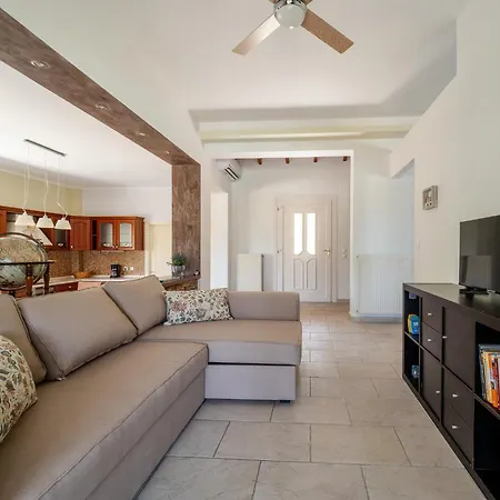 Kamaritis, Private Pool View Apartment *